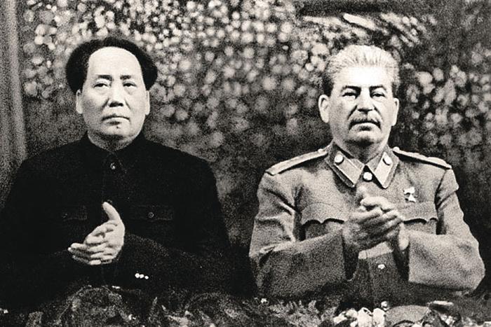 1940年代那几年，中国共产党在国际上其实挺尴尬。苏联不给真心，美国给不了决心，