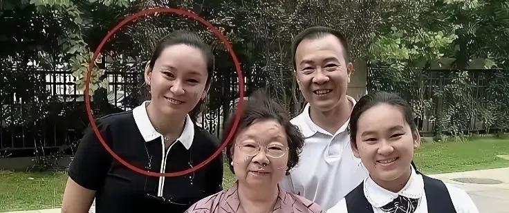 侯耀文老婆袁茵，长的真的好漂亮！她之前是一位演员，这眉眼清秀，挺喜庆的美女，浑身