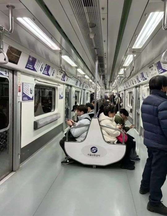 地铁这么搞确实挺别扭的