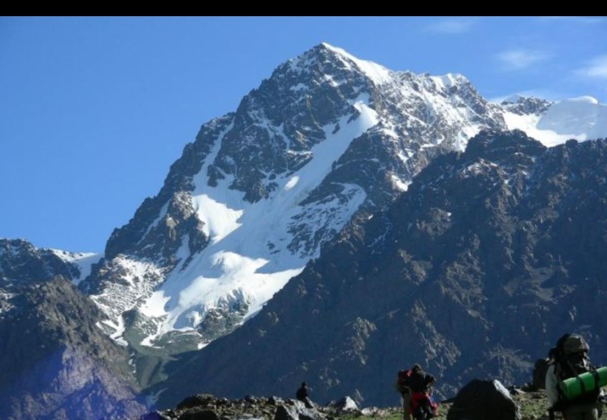上联：高山出俊鸟，求下联：…？盆地埋石油。