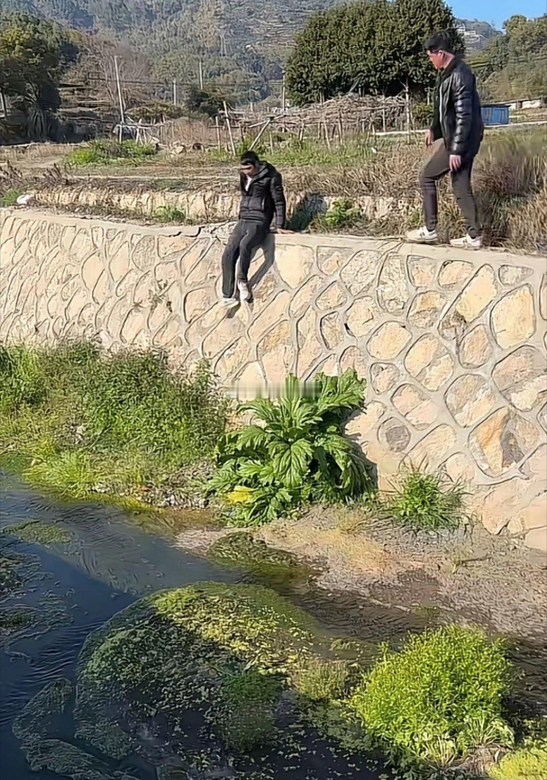 这是什么蔬菜？水这么脏，吃了这野菜不怕拉肚子吗？