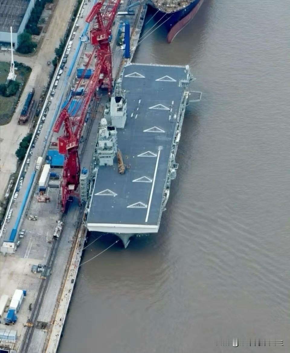 哎呦不错哦，咱们首艘076大平板没想到已经划线完毕，距离出海测试又更近一步了！[