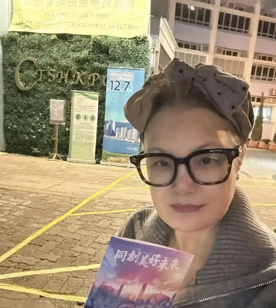 马蹄露直接给邓炳强发私信，说自己想替掉张敬轩当团长。她理由很简单，张敬轩把鸟