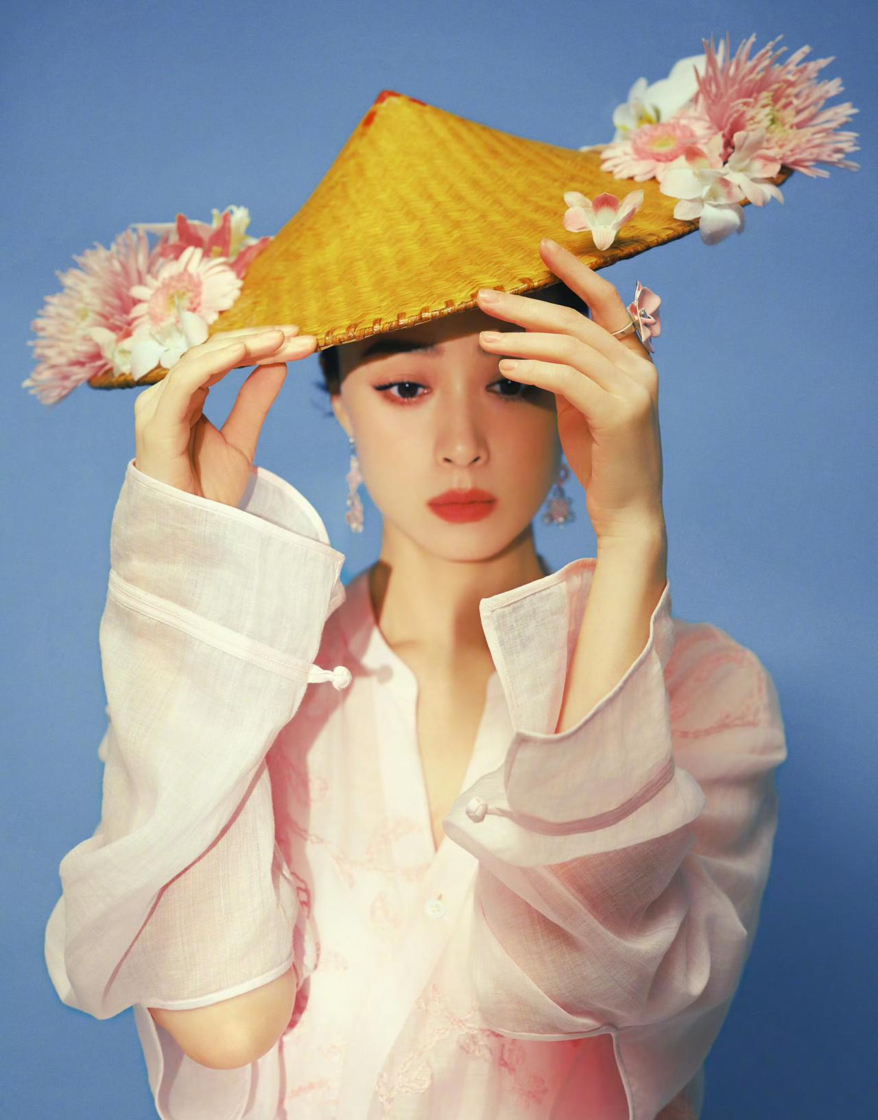 蒋欣晒大片配文：正值仲夏，只管身披浪漫接纳所有美好……不一样的浪漫让人