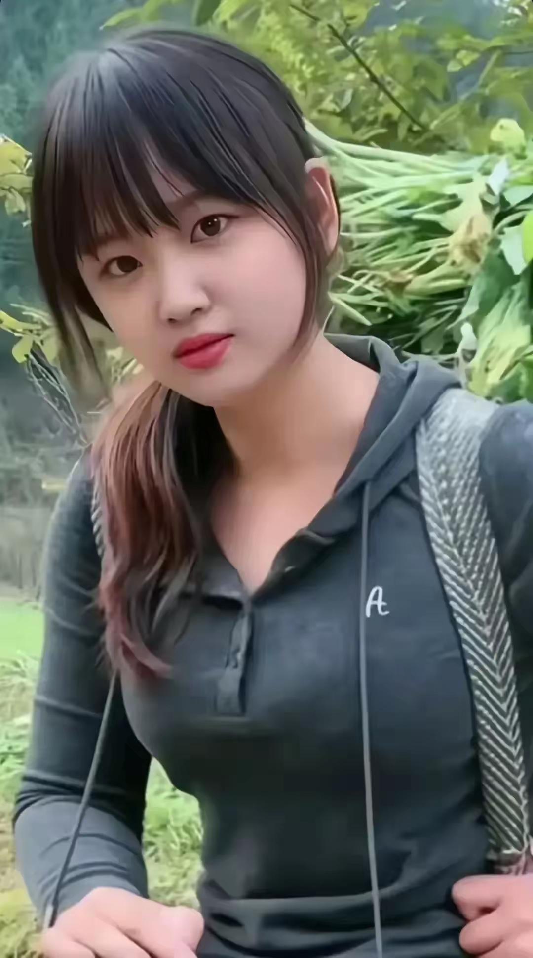 背着行囊，踏上探索自然的旅程，感受大自然的魅力！🌳🍃🏃‍♀️