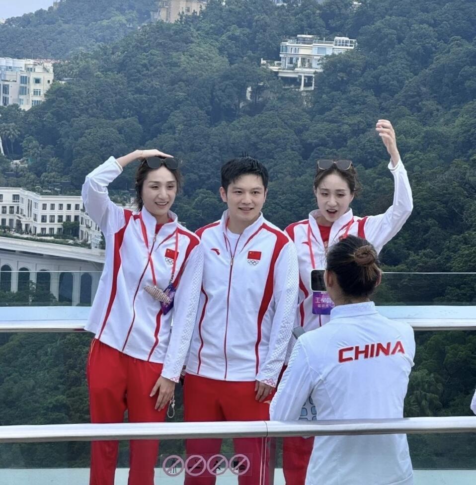 樊振东和双胞胎花样游泳奥运冠军的合照，终于看到樊振东的手了，两边都有，躲不开了，