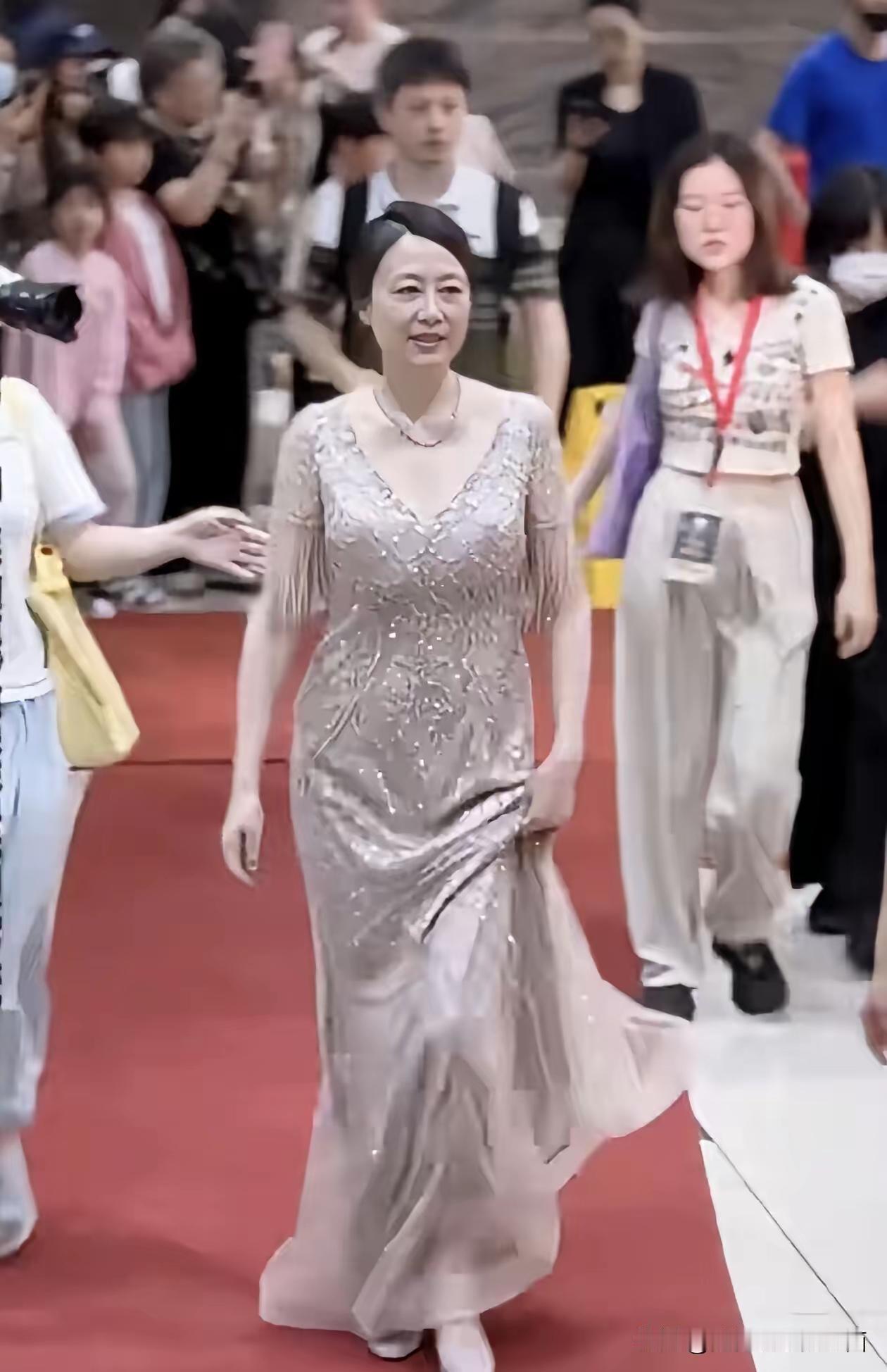 相较于刘晓庆在扮嫩之途深陷其中，吴玉芳显得优雅大方，让人看着舒服许多。刘晓庆头