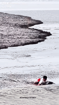 涨潮救了这个哥们一命！🥲