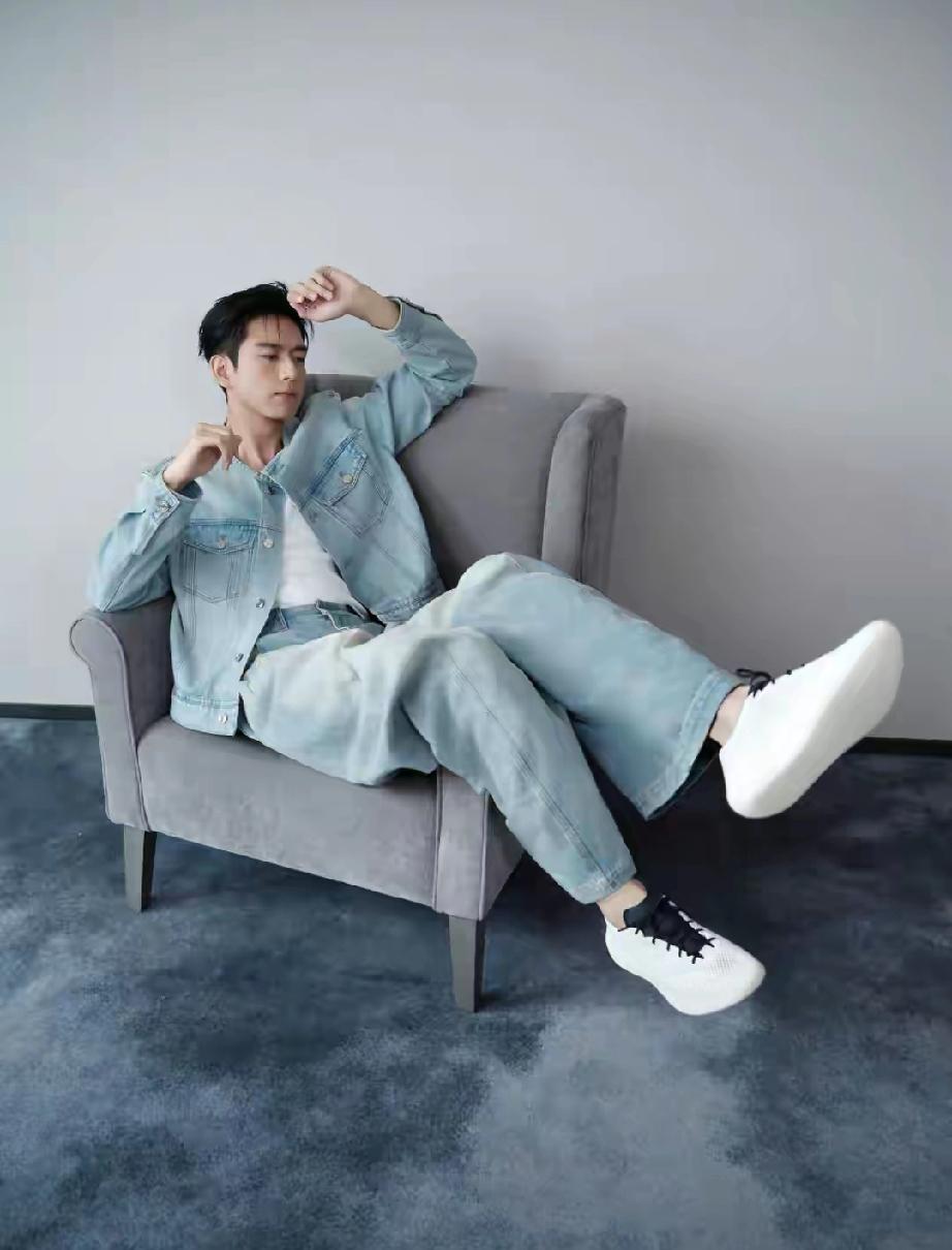 李现北京公园跑步被偶遇！短袖短裤超吸睛，网友：又高又帅网友在北京