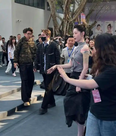 这是痞幼最大胆的衣服设计了吧。​​​