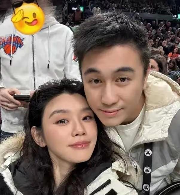 2026年3月9日，奚梦瑶37岁生日这天，她在社交平台晒出一张合照。一家四口挤