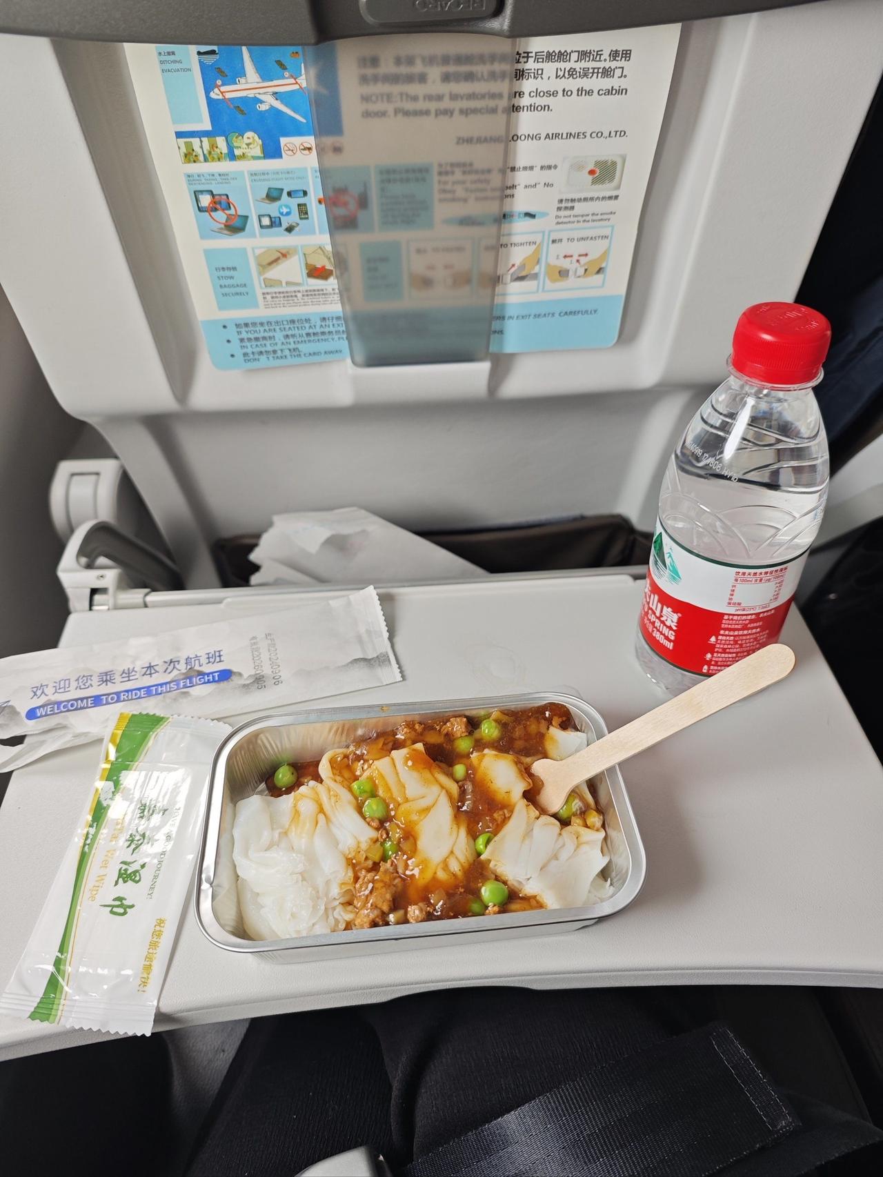 飞机餐吃出贴纸，千元赔偿秒变封口费：你的合法维权，凭什么要被“闭嘴”？乘客在