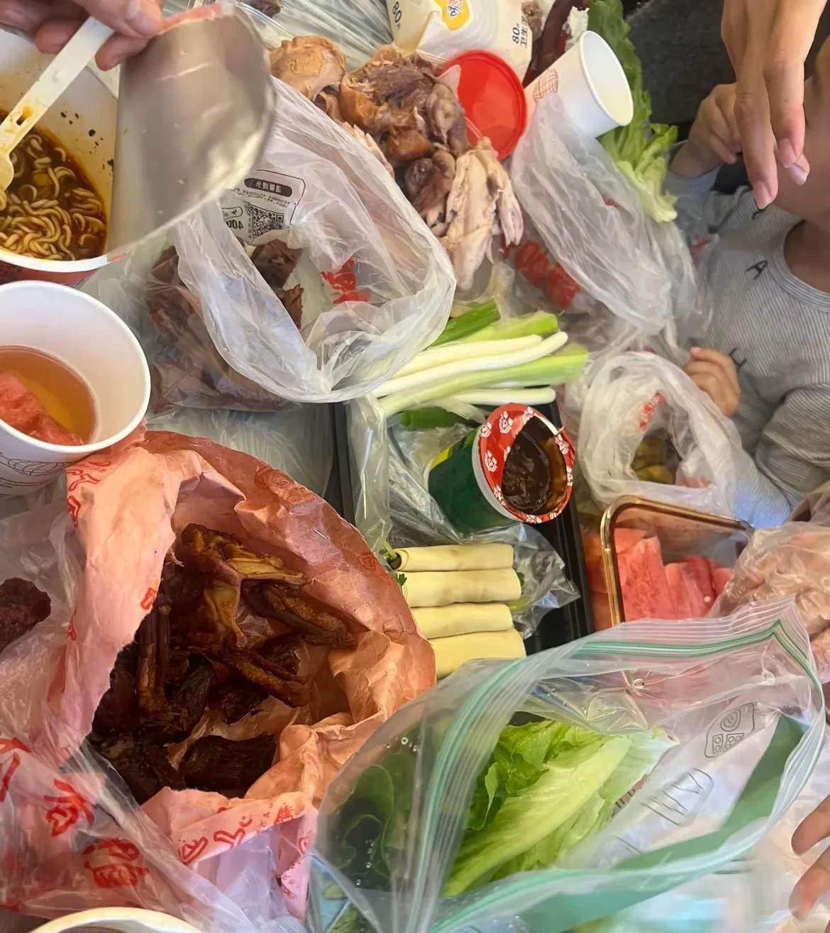 发现没，火车上，东北人的餐食永远是最丰盛的！！也是我遇到过所有地方的人中，最愿意