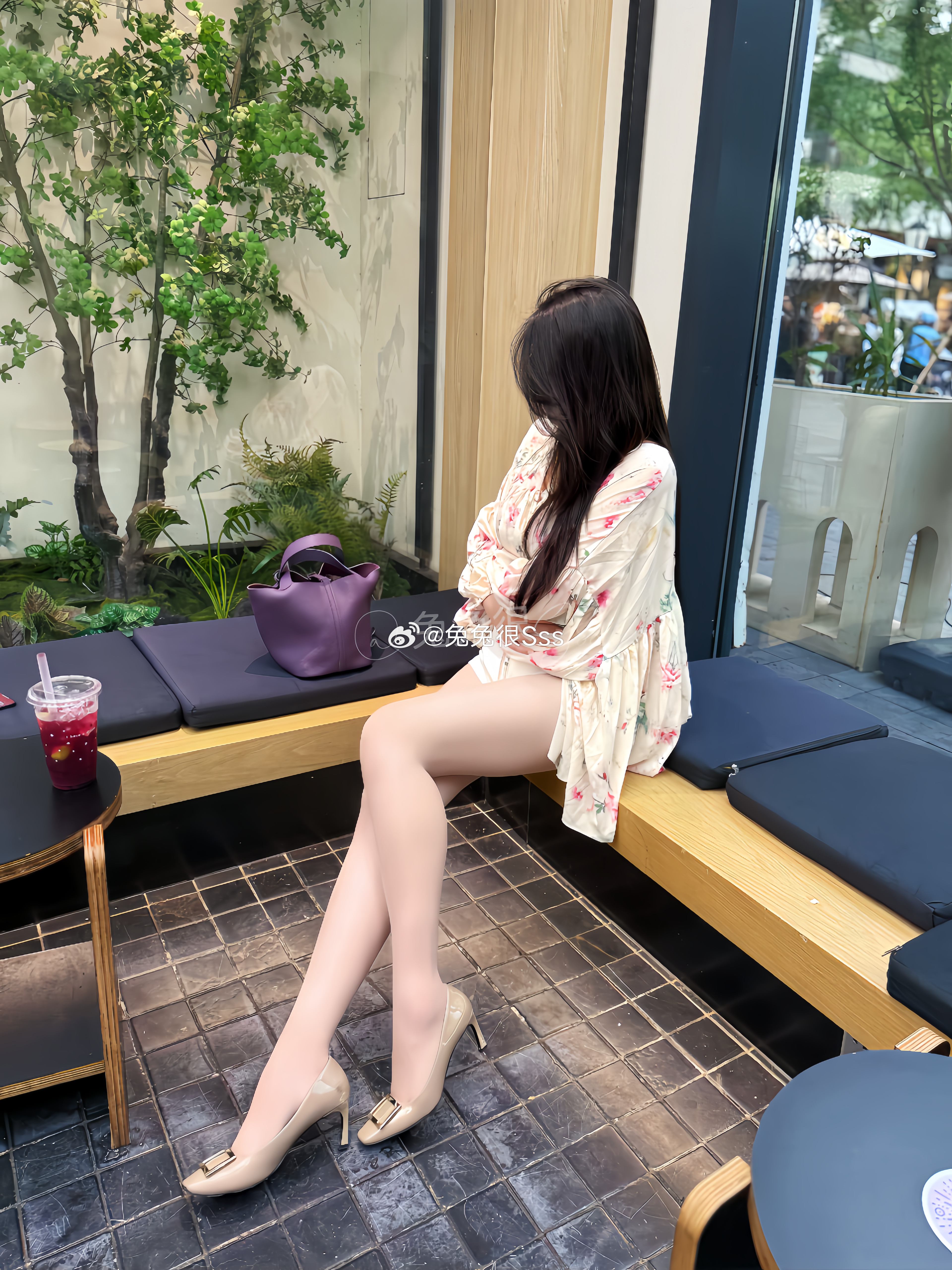 出门一杯果茶不离手微糖去冰🧊的那种～涞觅润丝ootd涞觅荔枝袜​​​