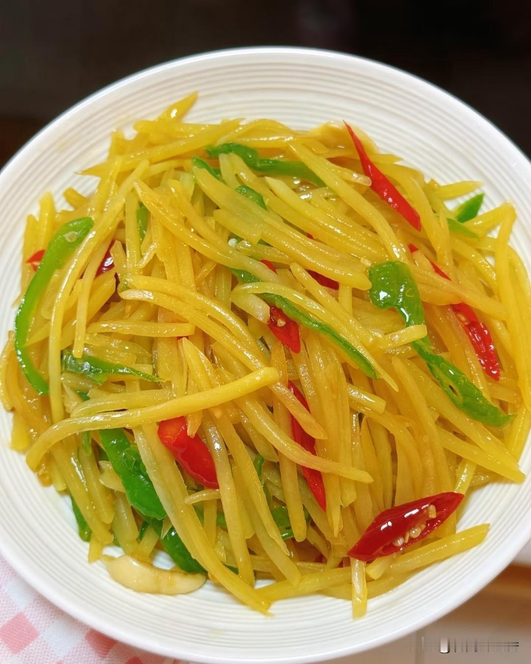 土豆可以炒辣椒吗土豆和辣椒完全能一起炒，口感香辣下饭，是家常经典搭配，注意土豆切