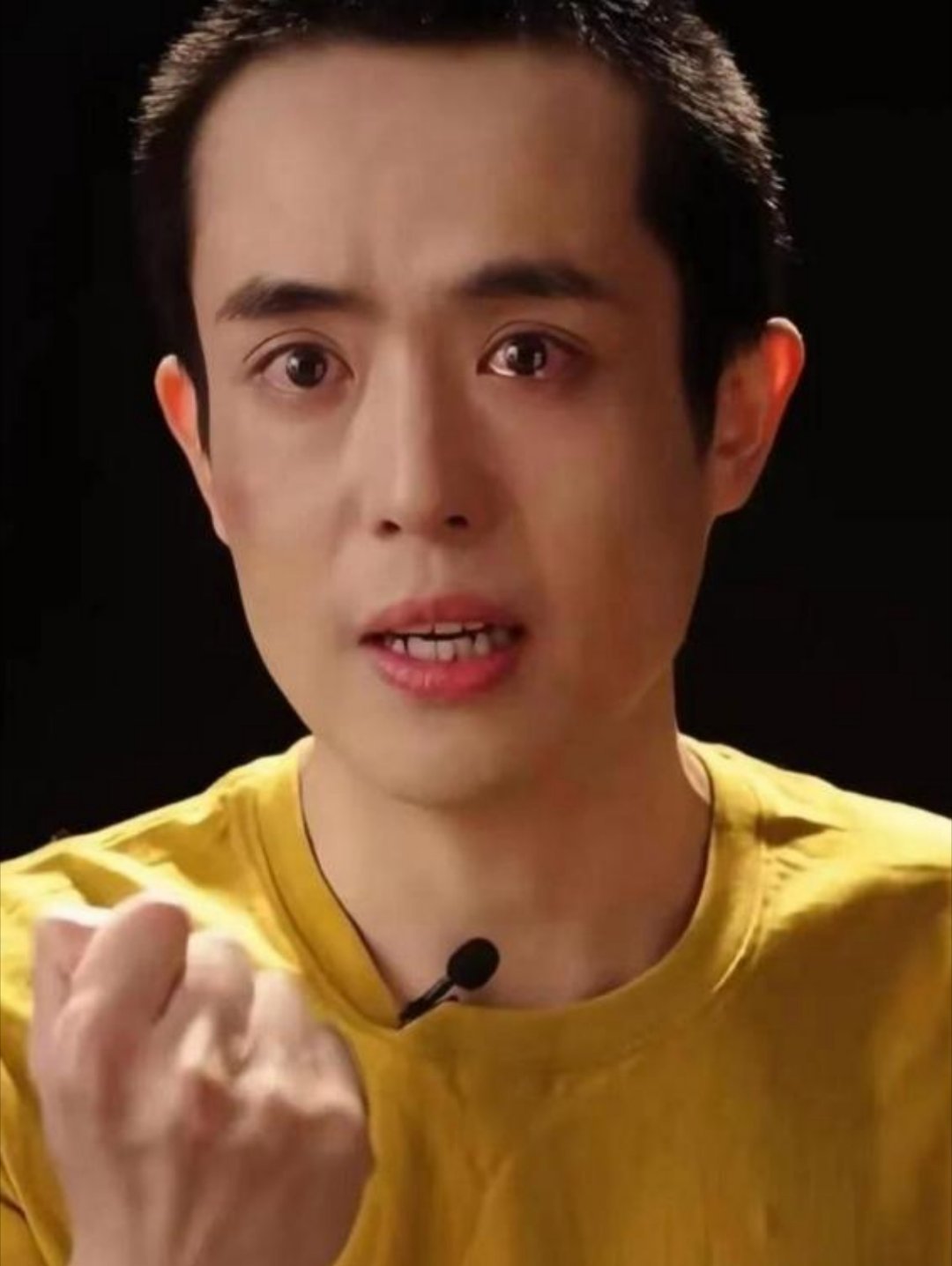 王星打后台回来就跟换了个人似的。跟拍的小哥瞅见他在后台跟踩了弹簧似的，来来回回走