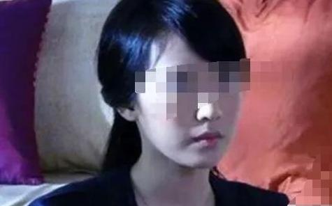 上海，男子从外地赶到一女子处嫖娼，中途，他突然勒住女子的脖颈，让对方给自己转账。
