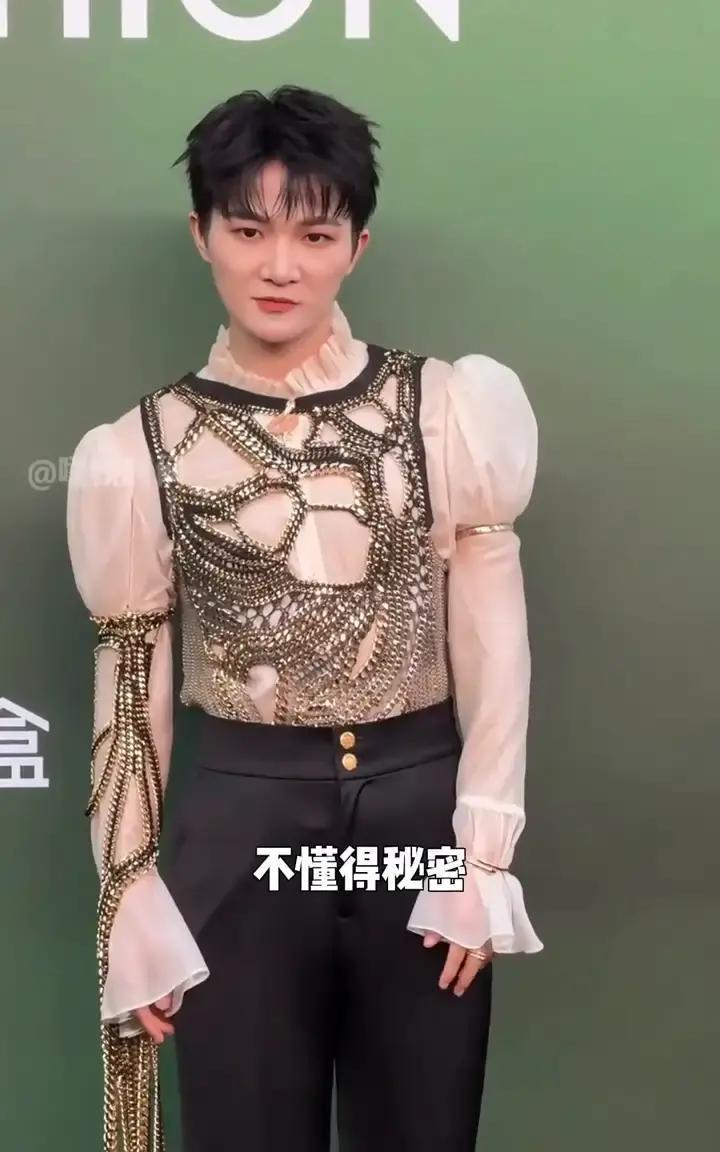 一晚跑四家卫视，周深赚疯了？跨年倒计时，有人一晚跑四家卫视，镜头切到哪儿他