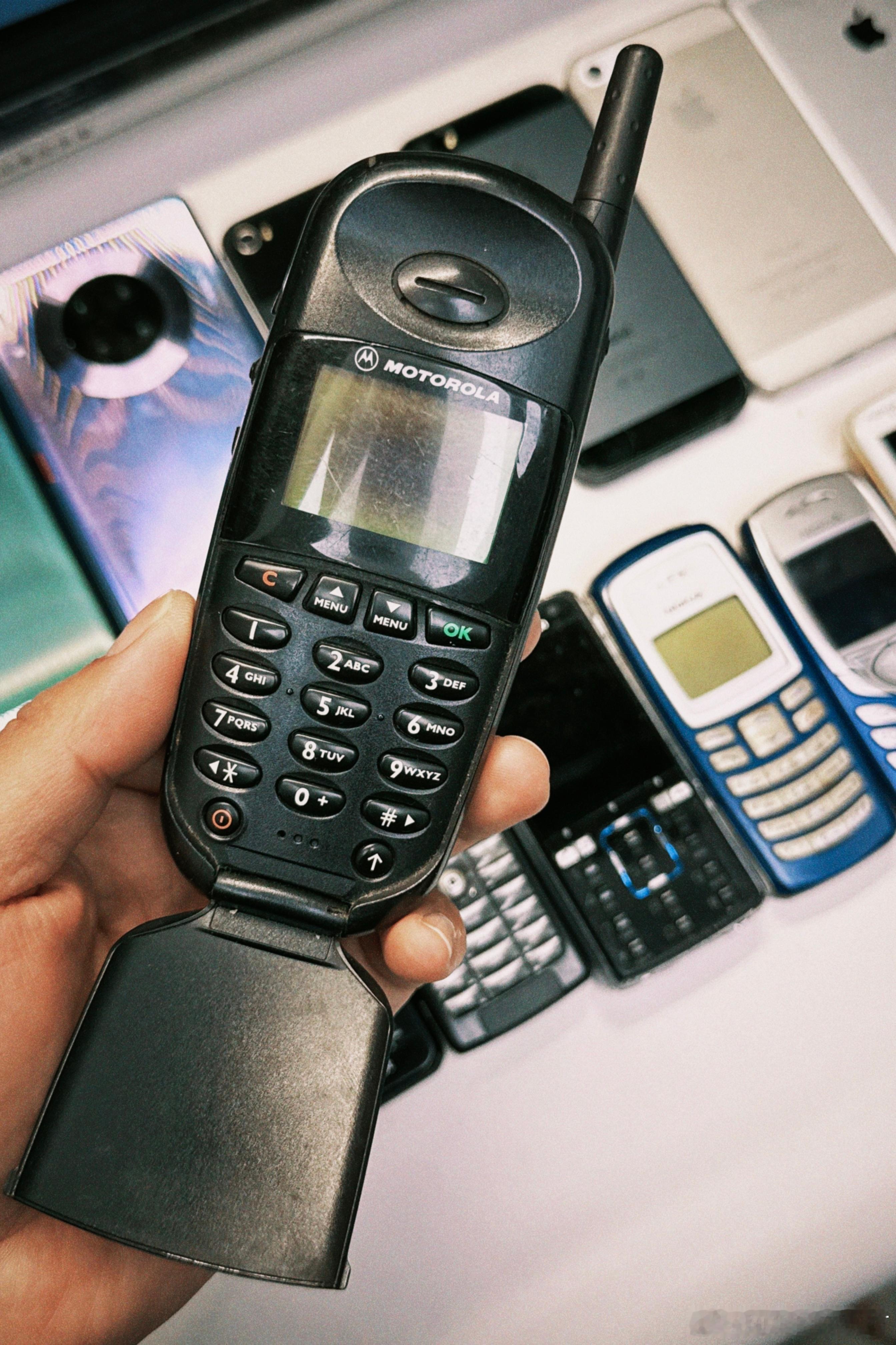 以前的手机真好玩有直板的、翻盖的、滑盖的、旋转打开的真的是各式各样三星的翻盖和滑