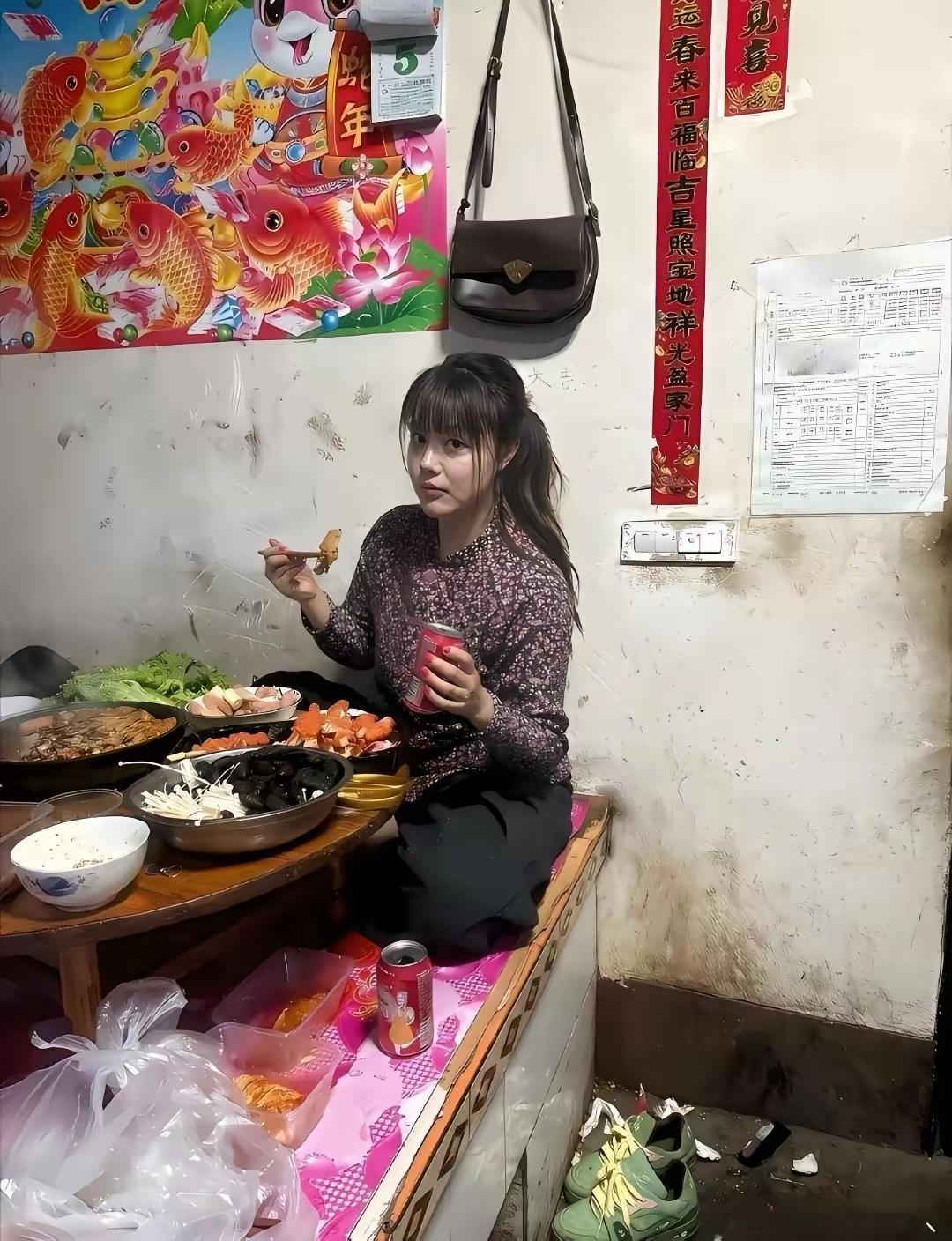 尽情享受着家常便饭，这简直就是简单又甜蜜的幸福，就像在平淡生活里捡到了一颗闪闪发