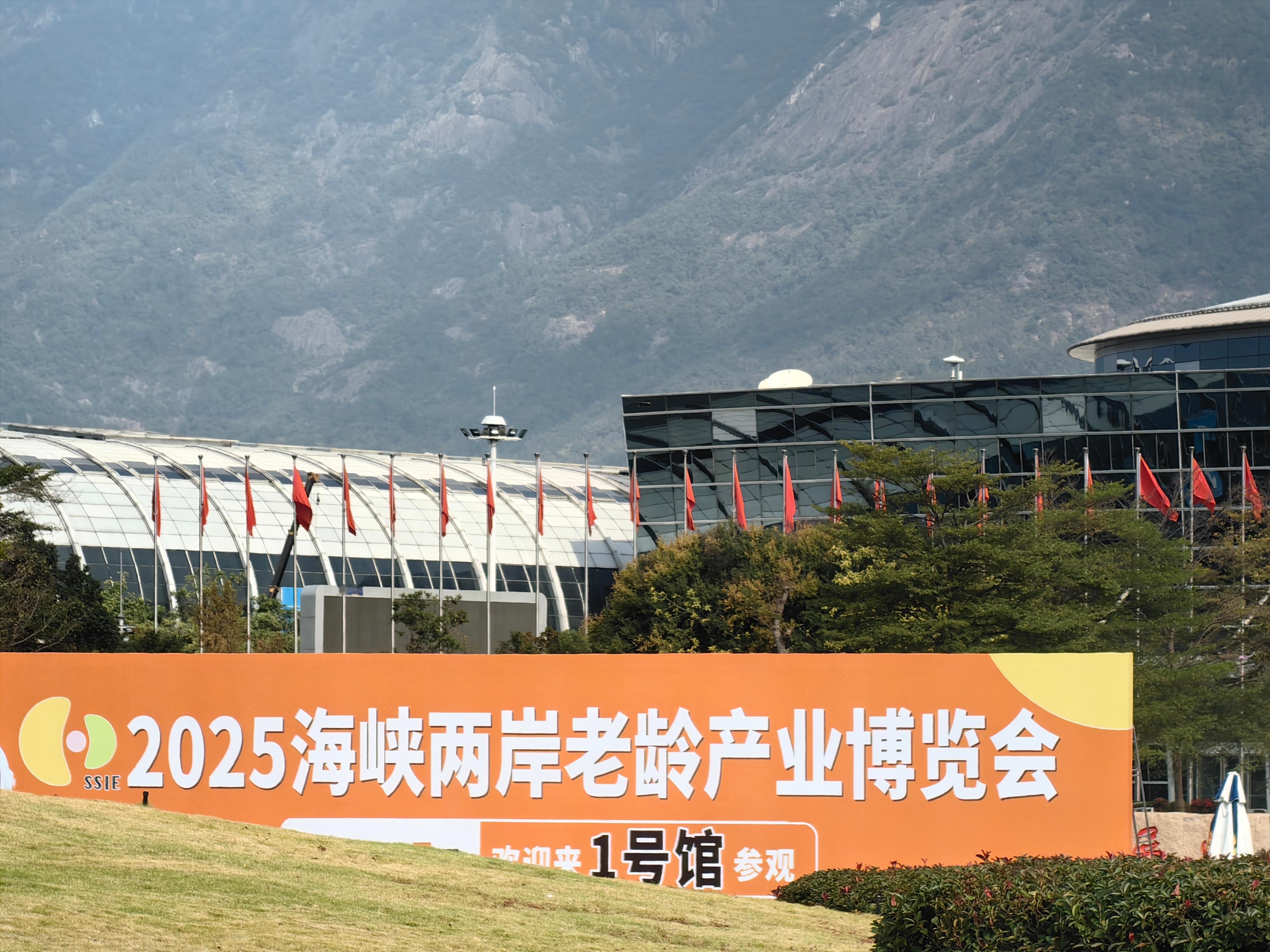 新质福建万千气象【福州闽江有个元宝岛，里面藏着海峡国际会展中心】图2和图4，就是