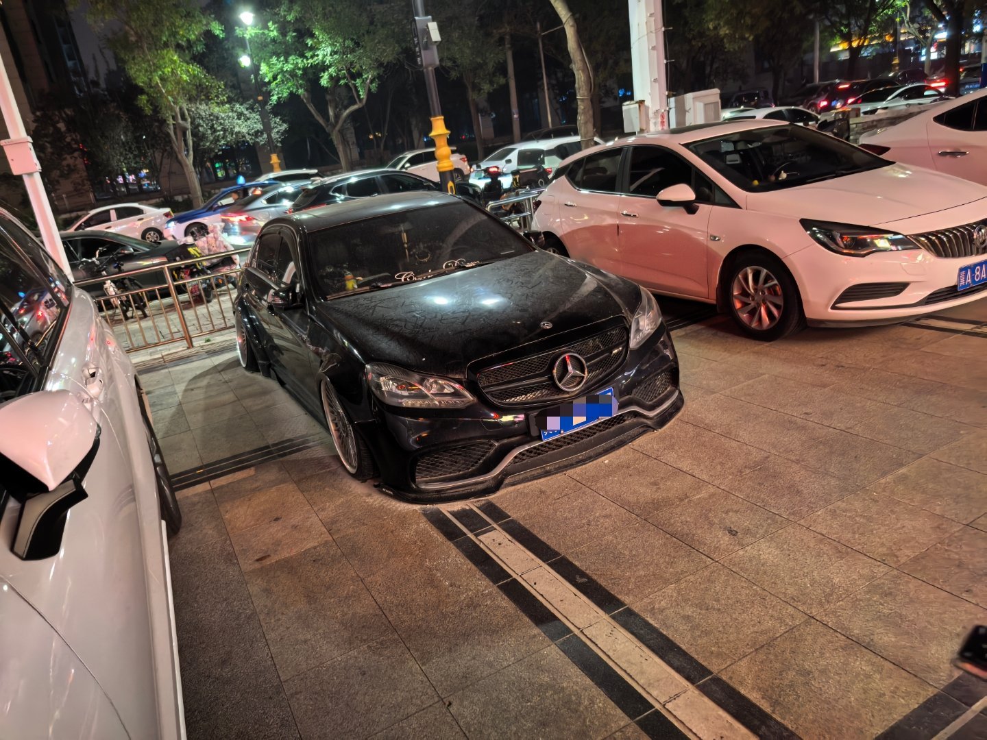 这车低趴的都起不来了，感觉主人很久没开了。轮子还是外八，当初应该没少花钱​​​