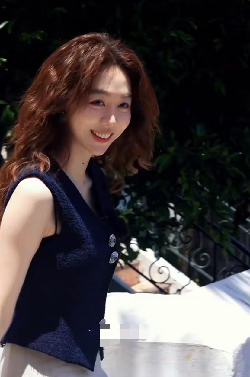 姜妍，要说她长得有多美，好像也没有特别漂亮。个子很高，身材确实也不错，但五官也就