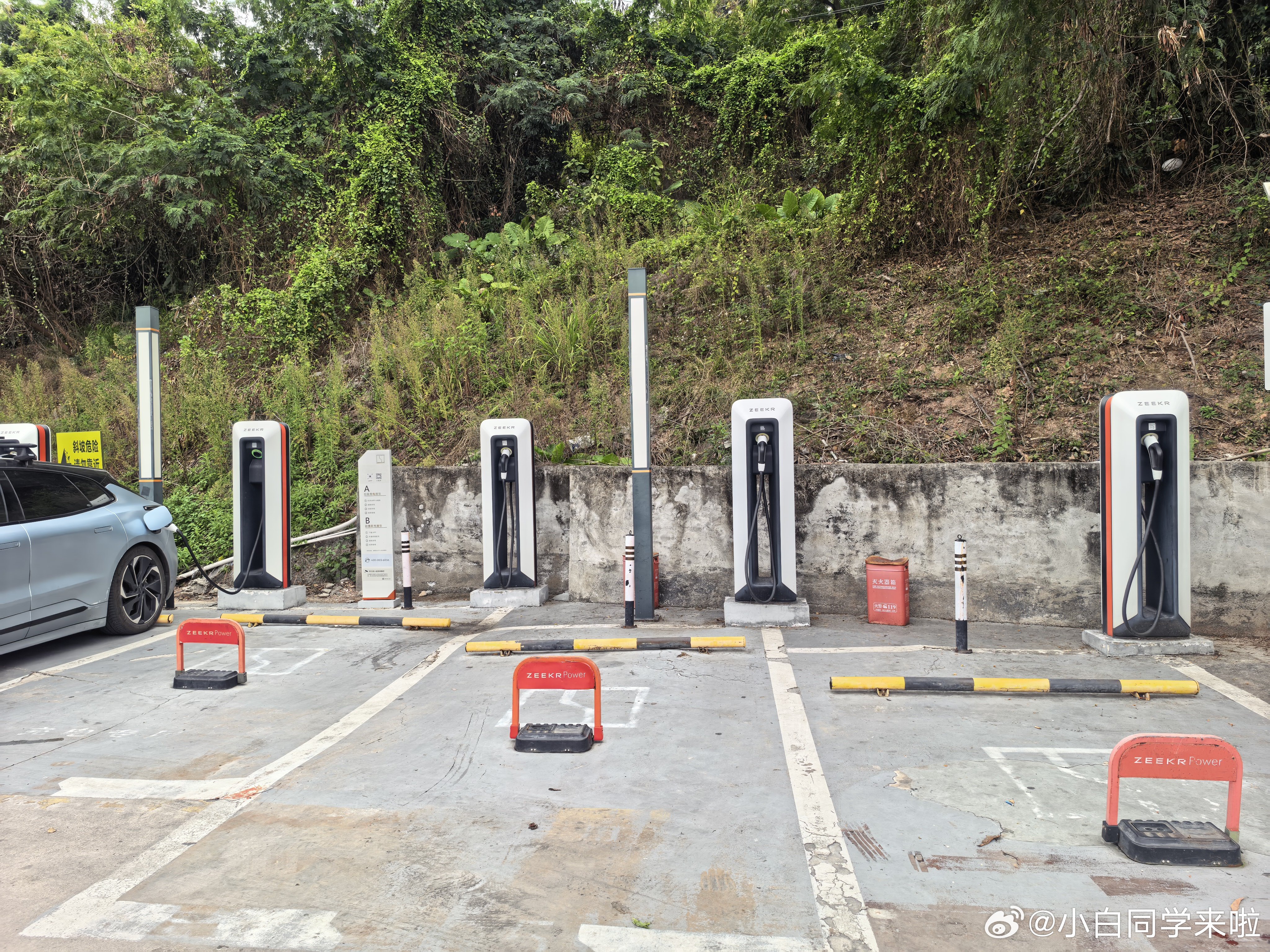 刚好经过极充站，想着顺便充点电。泊车入位才发现充电口在右后方，线束布局只能充左后