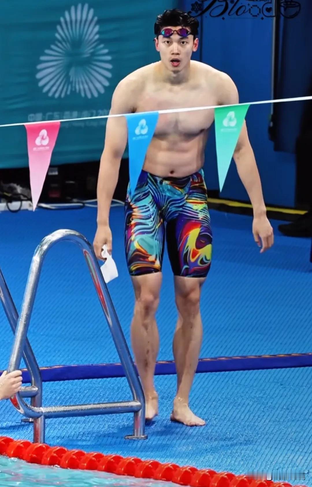 有时候一个细小的动作，就能看出一个人的性情！汪顺在第十五届全运会的游泳团体赛决