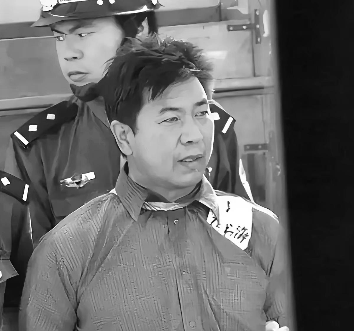 2001年，曾经的村主任张书海，拉着儿子、妹妹、侄子搞家族式持枪抢劫。银基商