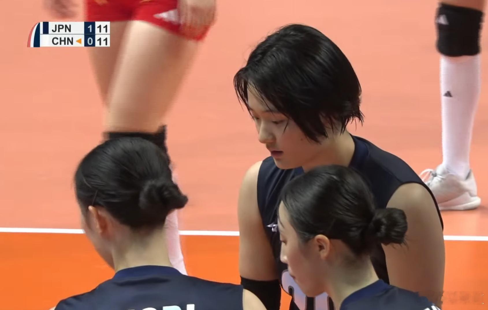 国际排坛动态中国女排第二局中局阶段完全崩了……暂停的时候，球员都完全闷住了，没啥