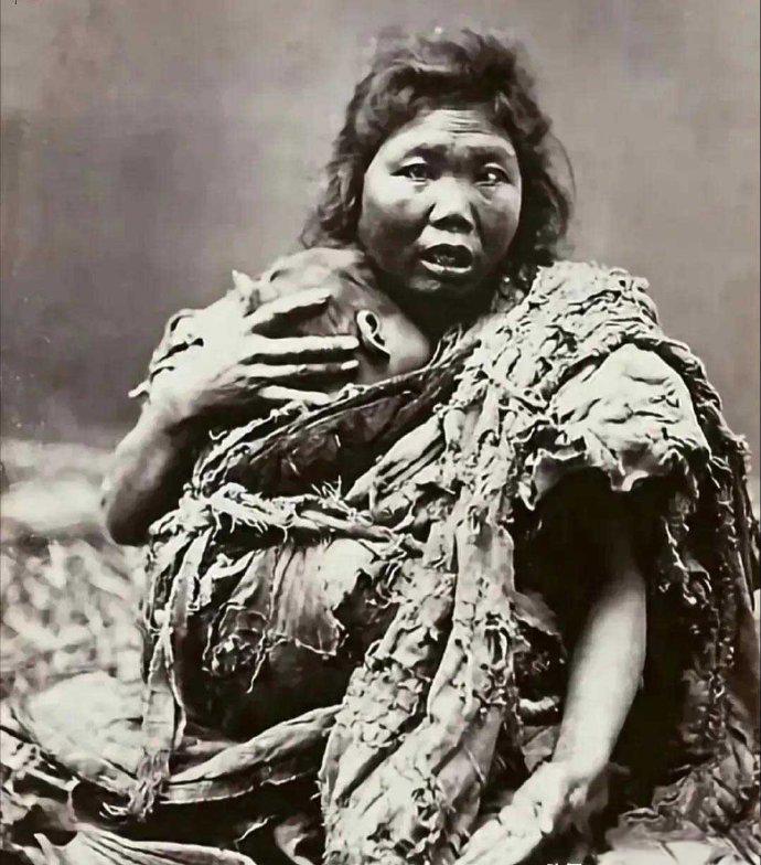 晚清时期，大街上一对饥寒交迫的母子在行乞。衣不蔽体的母亲裹着一条烂棉被，怀里