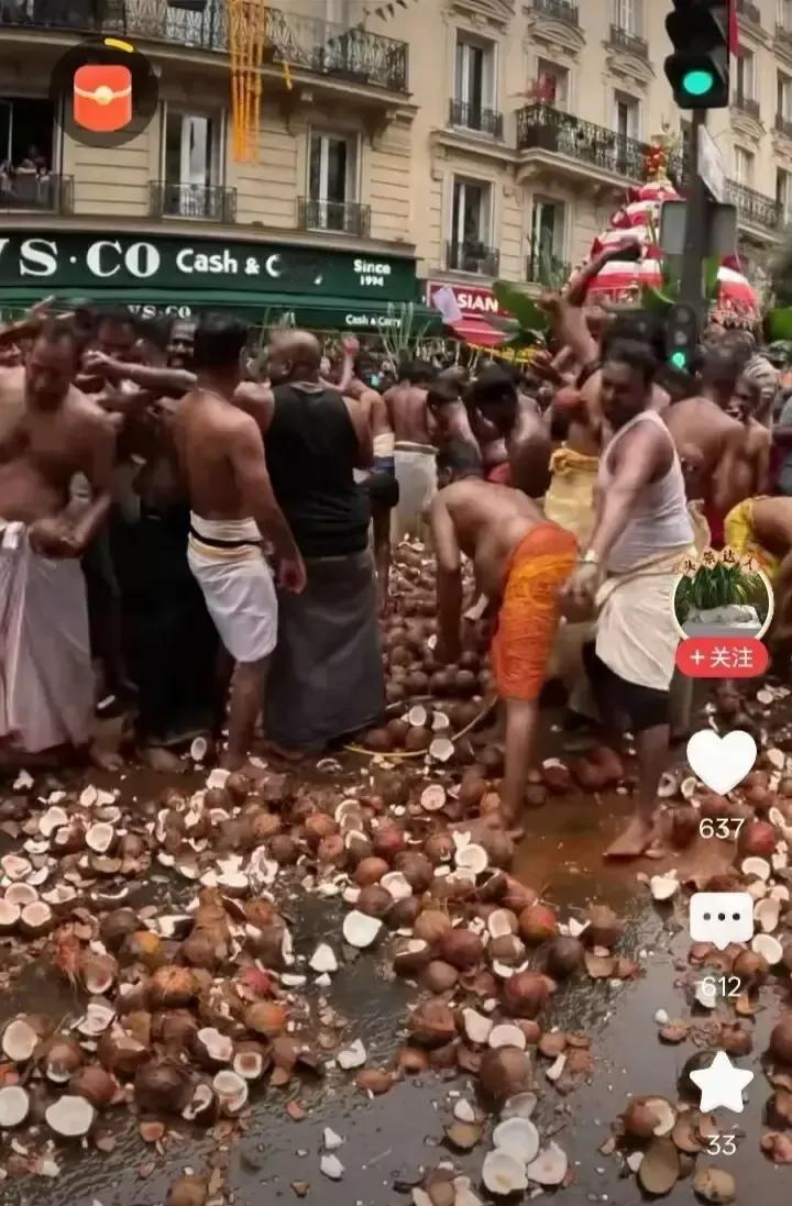 印度人在巴黎街头砸椰子庆大宝森节，满地碎壳把公交逼停。1月15日下午，第13区