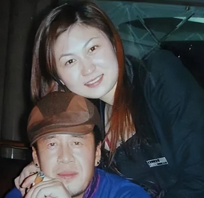 1996年，白雪宣布与杨坤分手，临走前，她取下戴在脖子上的项链，递给杨坤，说：“