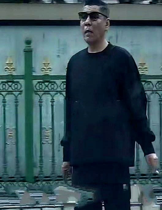 59岁的屠洪刚在街头抽烟被人认出来了。当年身板结实、头发乌黑，墨镜一戴走哪都带风。如今站在街边，脸上