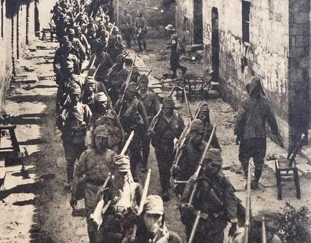 1945年8月日本投降后，以少尉武藤玉男为首的二十多名日军不愿投降，企图沿江东逃