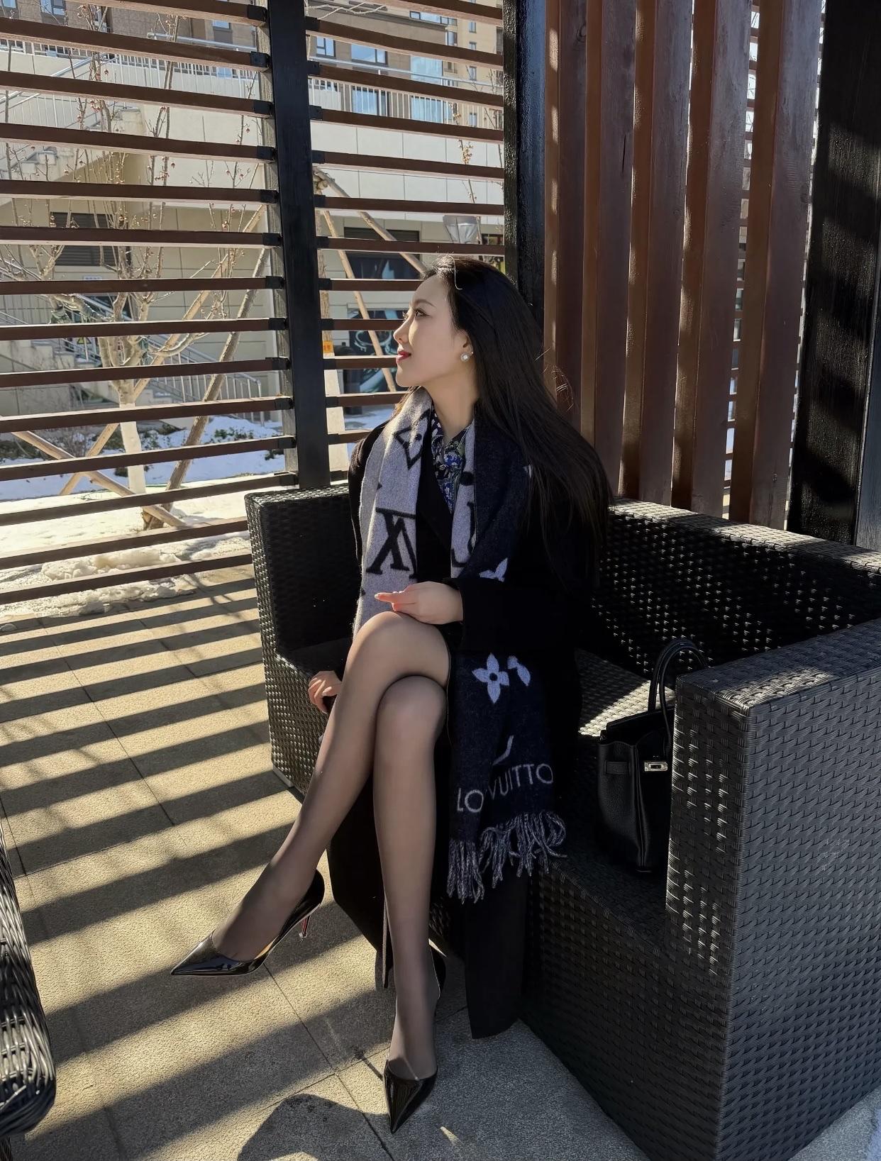 为什么成熟的女人越来越受欢迎社交方面，成熟女性知道如何与人相处得体。