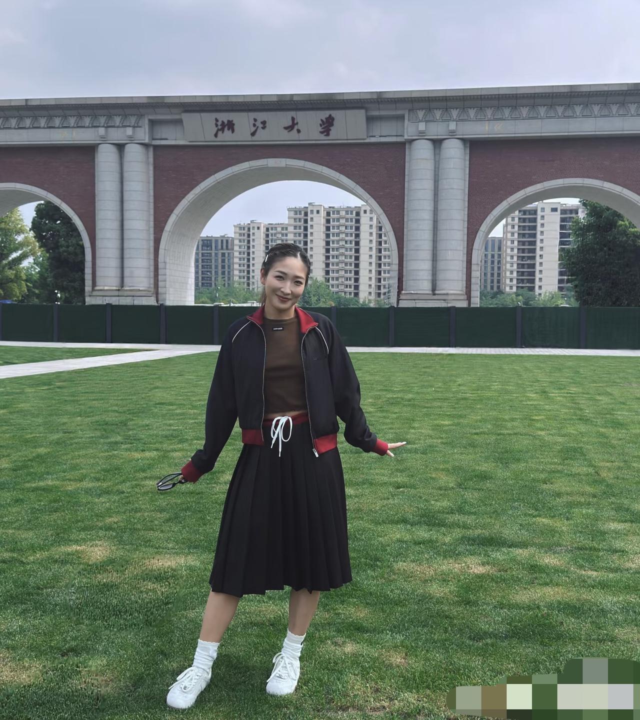 刘诗雯更新：学校漫步，书香与花香相伴，享受最美好的校园时光！4月26日，刘诗雯