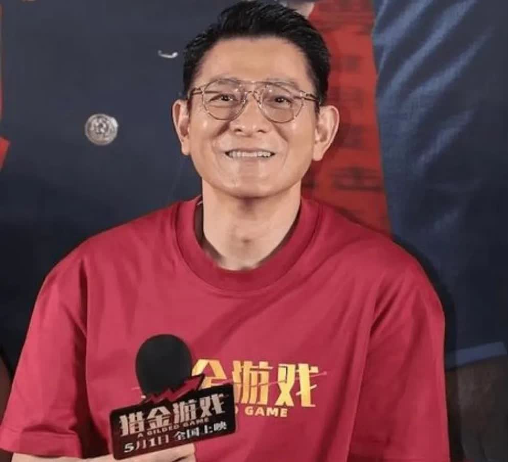 研究了大半天，终于从刘德华身上发现了一个秘密。那就是男人可以矮，