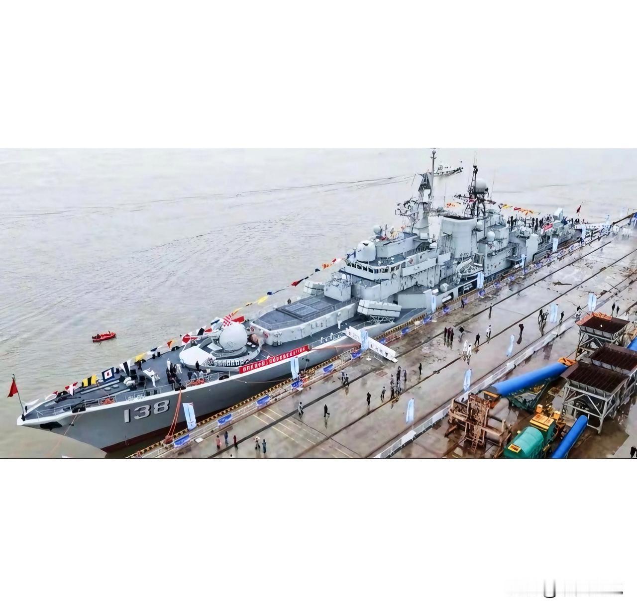 军迷社区——现代级138号泰州舰这是今年海军节上亮相的138号泰州舰，它应该是