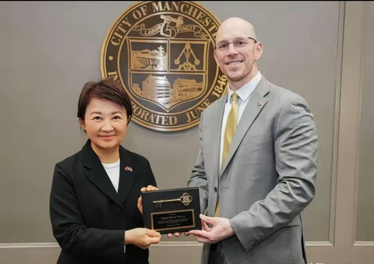 打“亲美牌”，卢秀燕还得拜民进党为师。台中市长卢秀燕3月12号