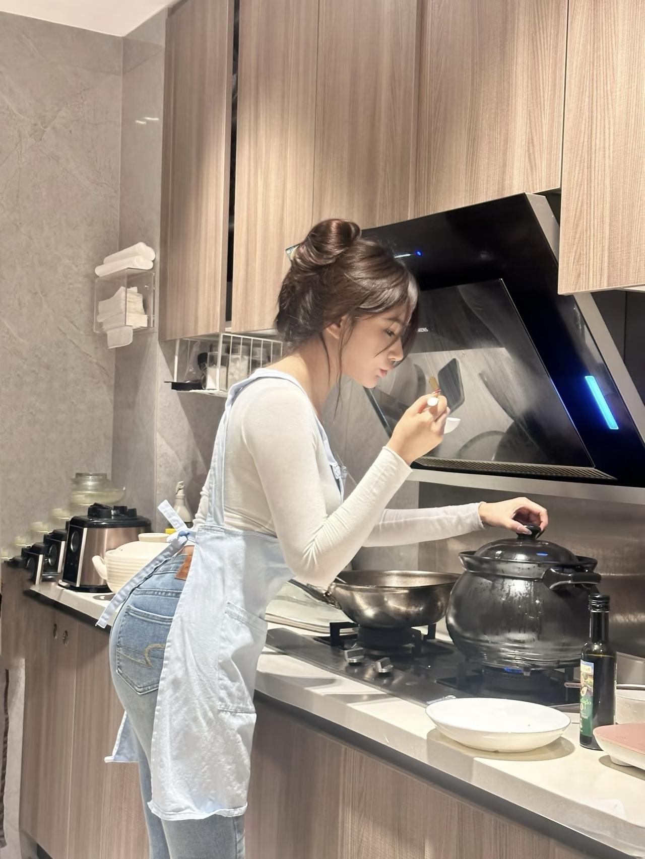 嫂子做饭真的很好吃[呲牙笑]