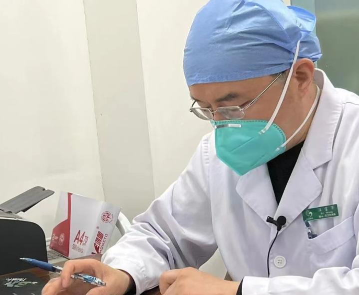 为什么年轻人都不愿学医了？顶尖医学院临床专业投档线暴跌近两千位。现在年轻人不