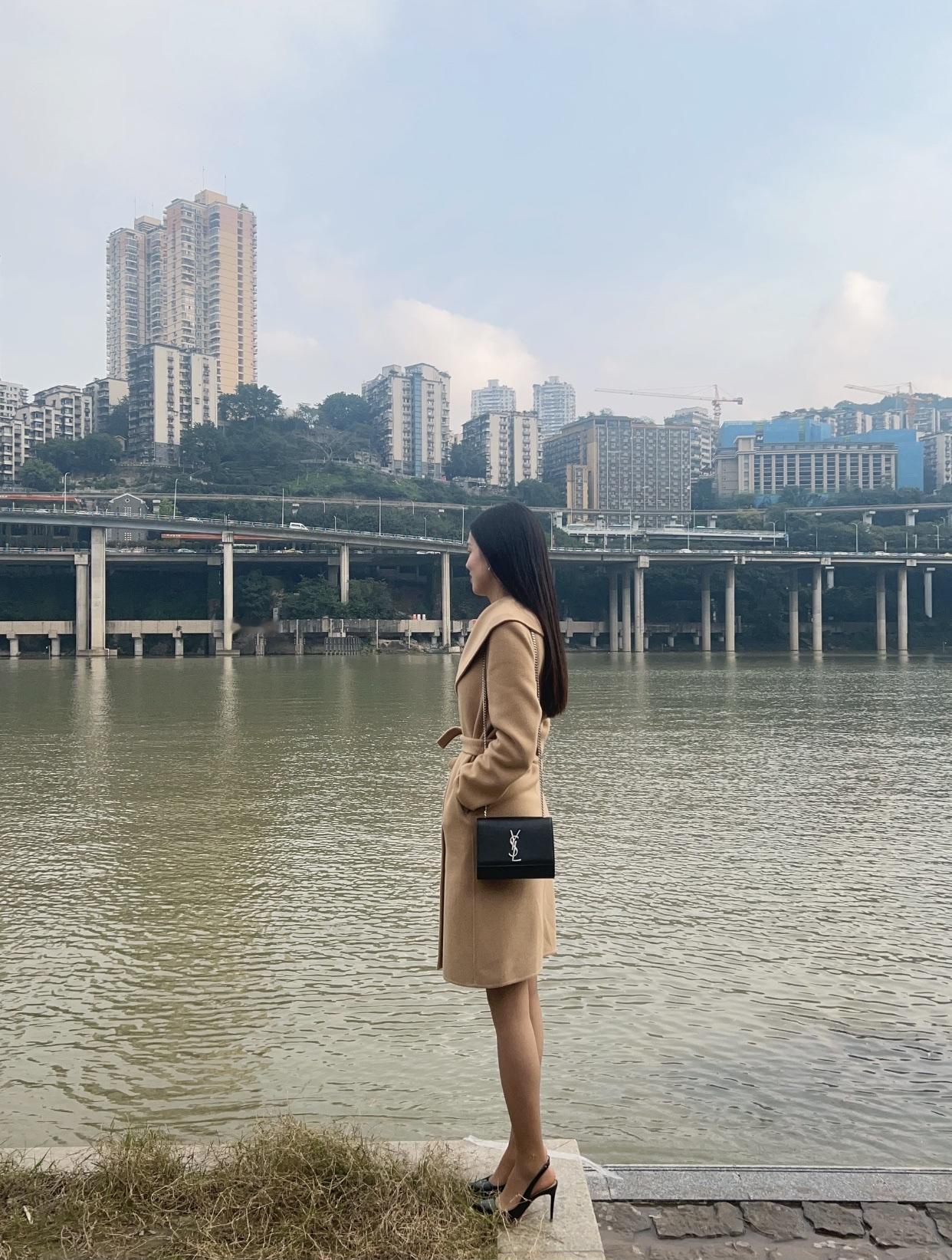 城市河畔的沉思时刻，静谧与繁华交织。黄昏城市漫步