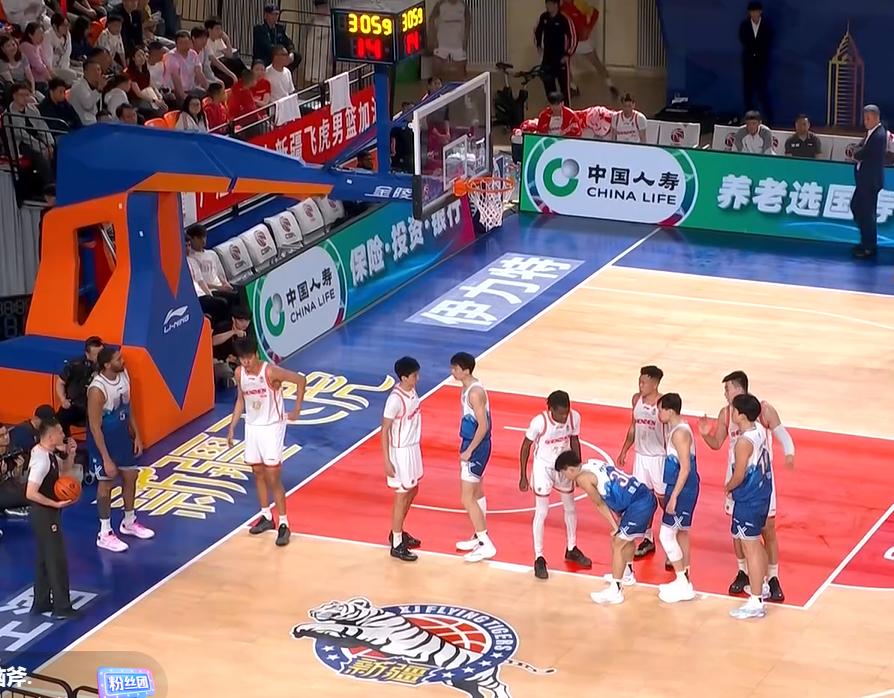 战神附体！贺希宁再现MVP级别表现新疆全队在劳森的领衔下5人得分上双，深圳本场