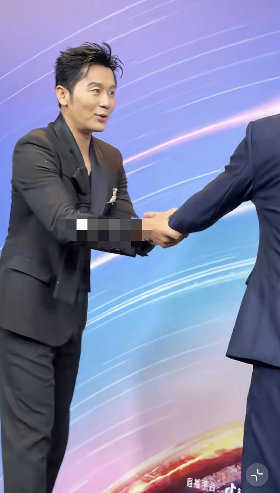 6月16日，李晨、邱泽、黄小蕾一起参加抖音电影奇遇之夜，互相让红毯让人误以为在手
