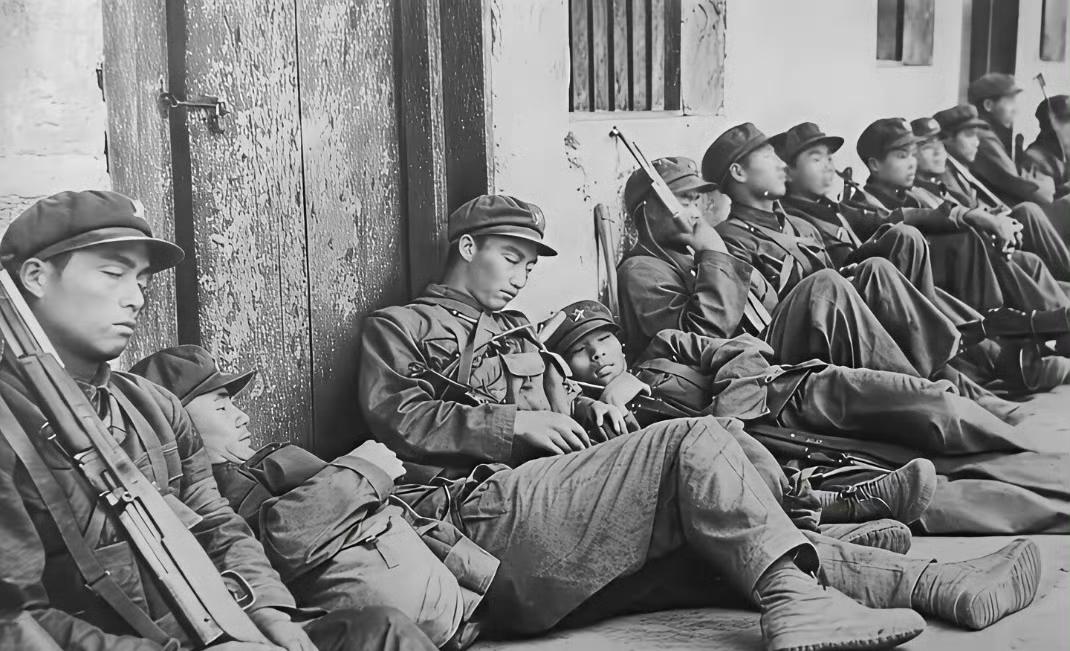 1979年中越自卫反击战真实图片，战士们进行各种军事活动，每位战士呈现出战场真实