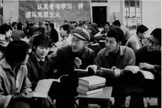 这是上世纪七十年代末北京南城胡同里流传很广的一则民间轶事，真假早已无从考证，却总
