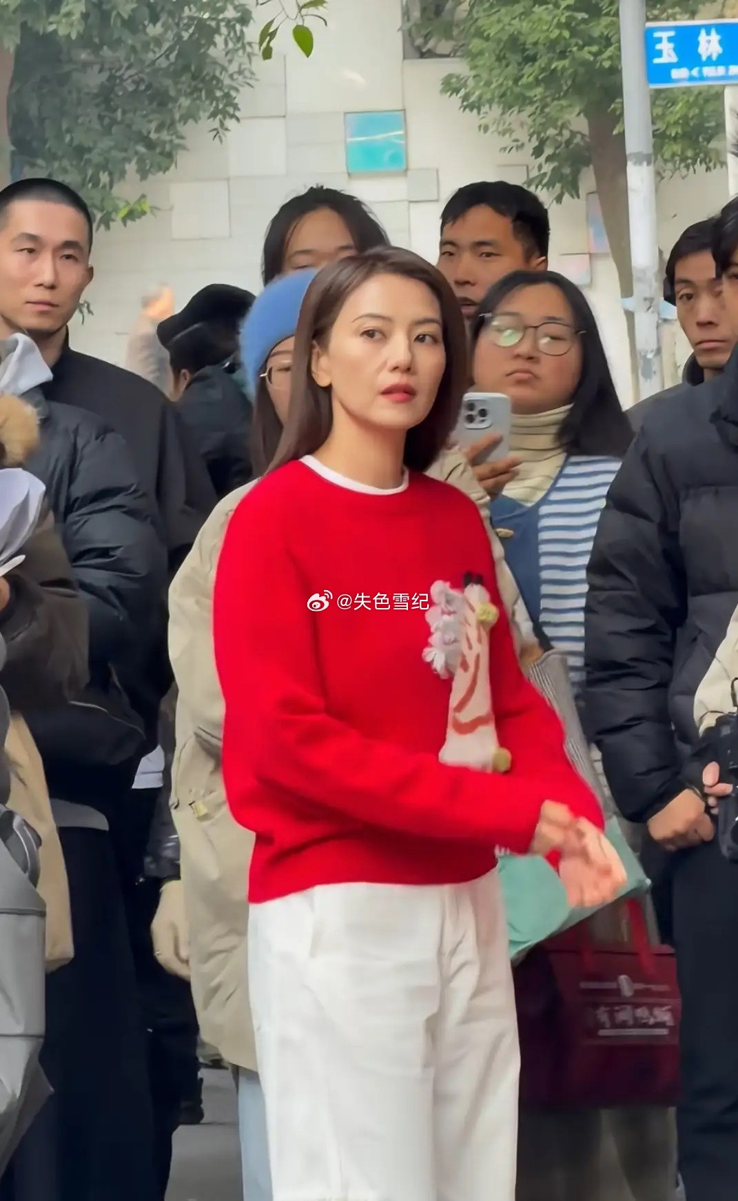 在玉林路偶遇高圆圆了，真的一眼就从人群里看到她，妥妥的焦点！她穿件红卫衣配白裤子，特别简单的穿搭，但