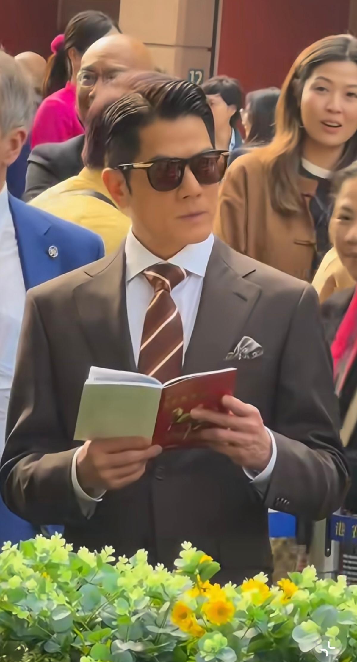 郭富城今年59了，你敢信？这男人除夕夜还在春晚舞台上劈叉下腰，全网夸他状态顶。